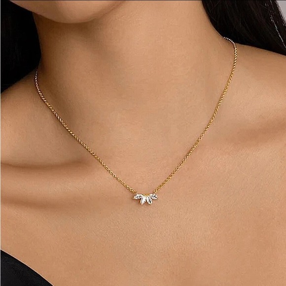 Gold Leaf Flower Zircon Necklace - Picture 5 of 7